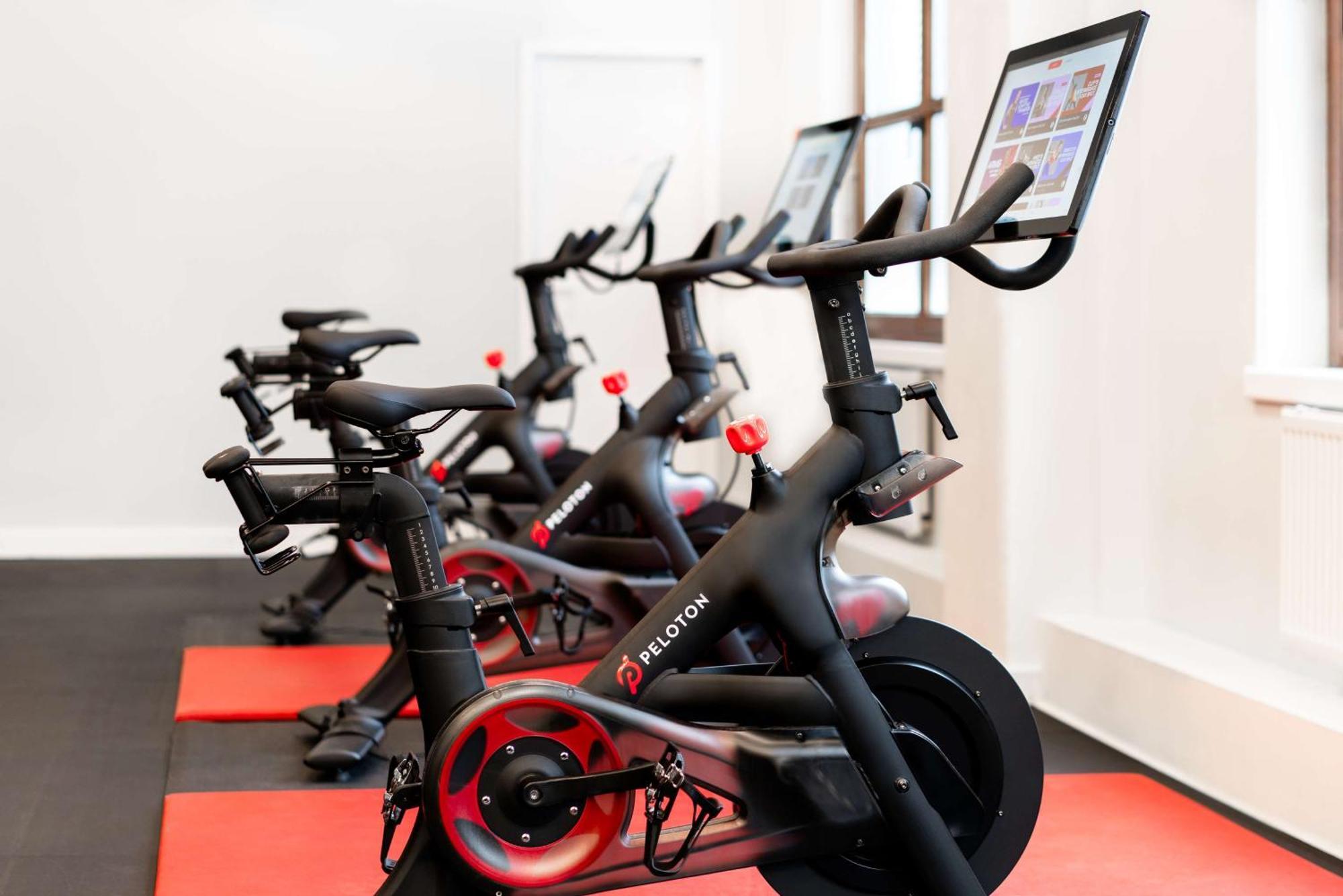 힐튼 베를린 호텔 외부 사진 Peloton stationary bike