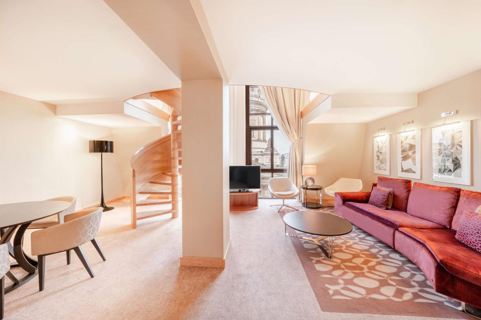 힐튼 베를린 호텔 외부 사진 A suite at the Mandarin Oriental, Munich